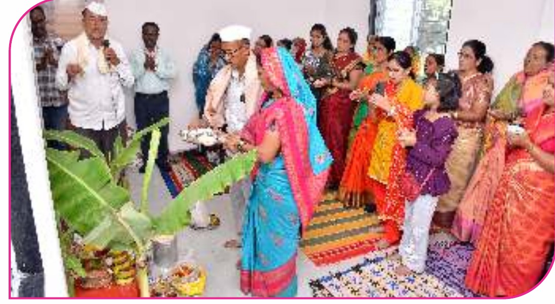 संस्थेच्या वर्धापन दिनानिमित्त सत्यनारायण पूजा — संचालक व महिला सभासद