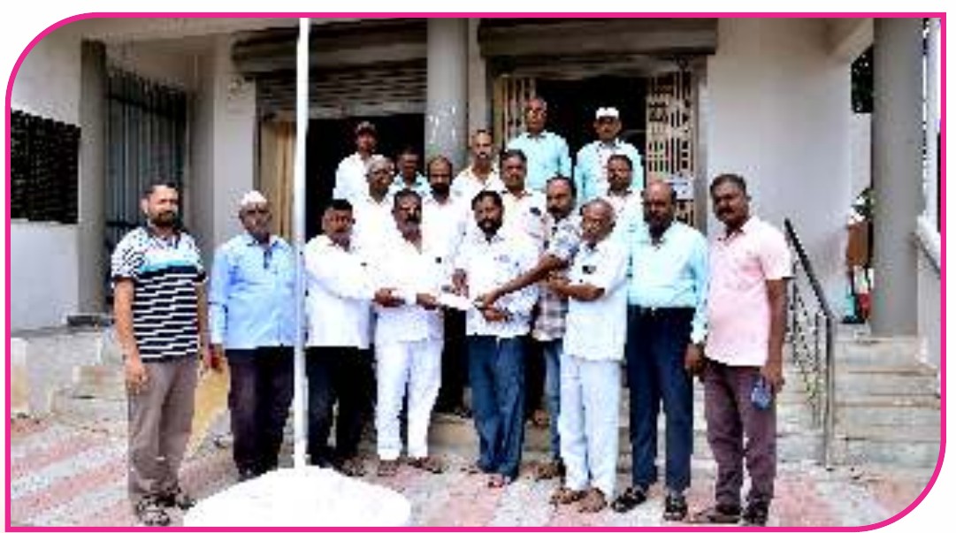 रांजणी माजी सैनिक संघटनेस आर्थिक मदत देताना चेअरमन श्री. अधिकराव शहाजी भोसले सोबत संचालक व कर्मचारी