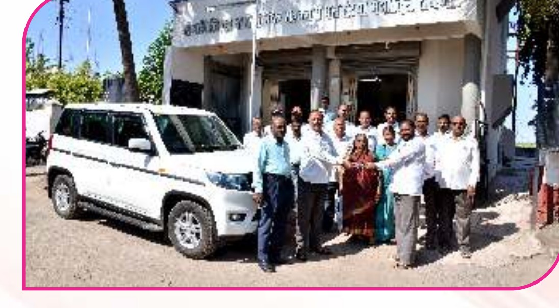 वाहन कर्जाच्या कर्जदारास गाडीची चावी प्रदान करताना संस्थेचे चेअरमन, संचालक व कर्मचारी